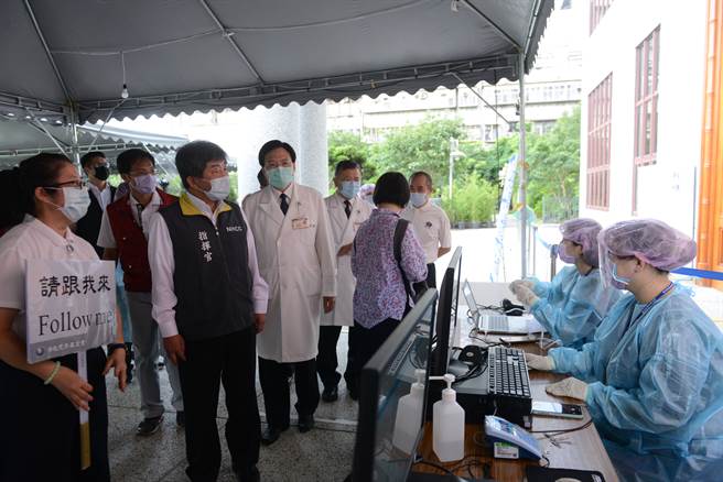 陈时中部长巡视新店静思堂疫苗注射(台北慈济医院提供)