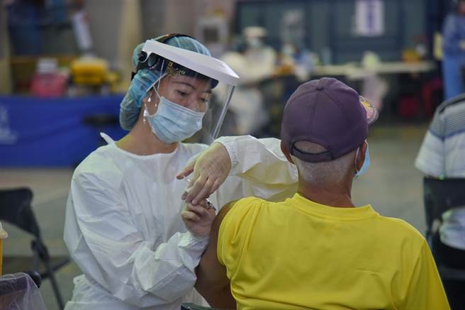 中央流行疫情指揮中心公布南投縣4日零確診，為南投縣連續第6天「嘉玲」，民眾施打疫苗防疫也較踴躍。（南投縣政府提供／盧金足南投傳真）