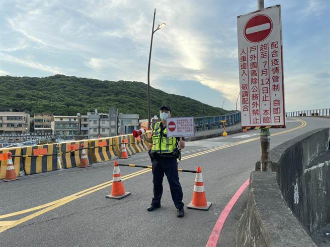 基隆市警察局第二分局在潮境公园进行人车管制。（基隆市警局提供／陈彩玲基隆传真）