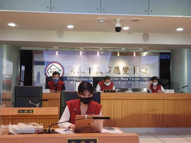 新北市长侯友宜今（4日）主持防疫记者会宣布，针对新北168处传统市场、夜市，从7月5日起分梯接种，目前获配2万剂疫苗。（新闻局提供）