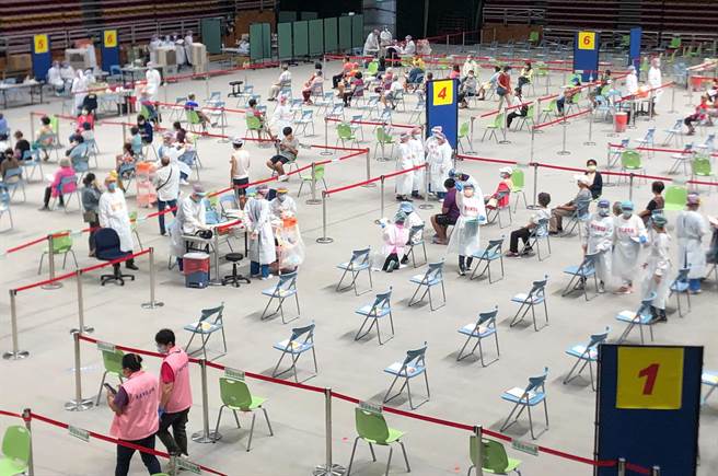 屏东县将再拨配3万1500剂莫德纳疫苗，已规画6日起依年龄层施打。（屏县府提供／林和生屏东传真）