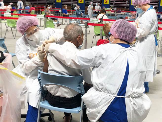 屏东县莫德纳疫苗施打状况踊跃，中央再拨配3万1500剂，规画6日起依年龄层施打。（屏县府提供／林和生屏东传真）