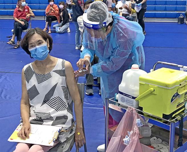 金門莫德納疫苗4大型接種站打氣強強滾，2天半來已有4513人完成接種。（李金生攝）