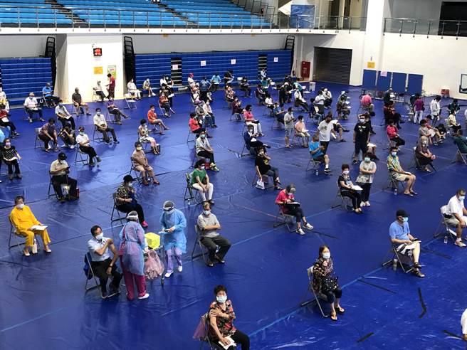 金城鎮人口數最多，縣立體育館接種情況熱烈。（李金生攝）