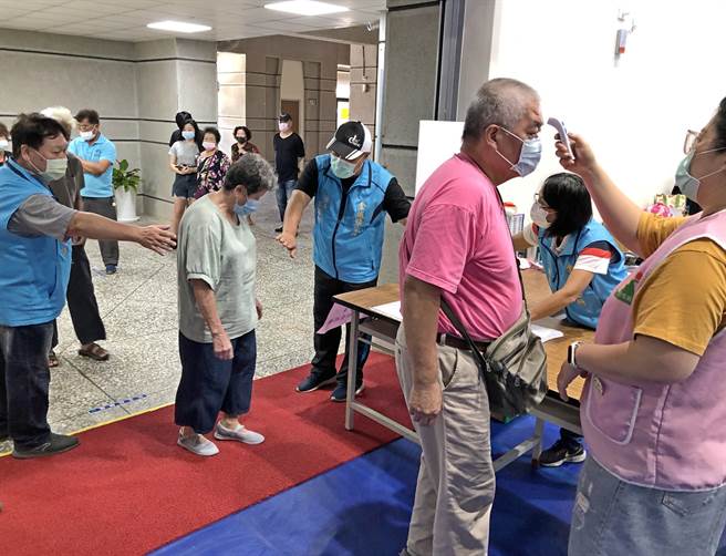 金門莫德納疫苗4大型接種站打氣強強滾，2天半來已有4513人完成接種。（李金生攝）