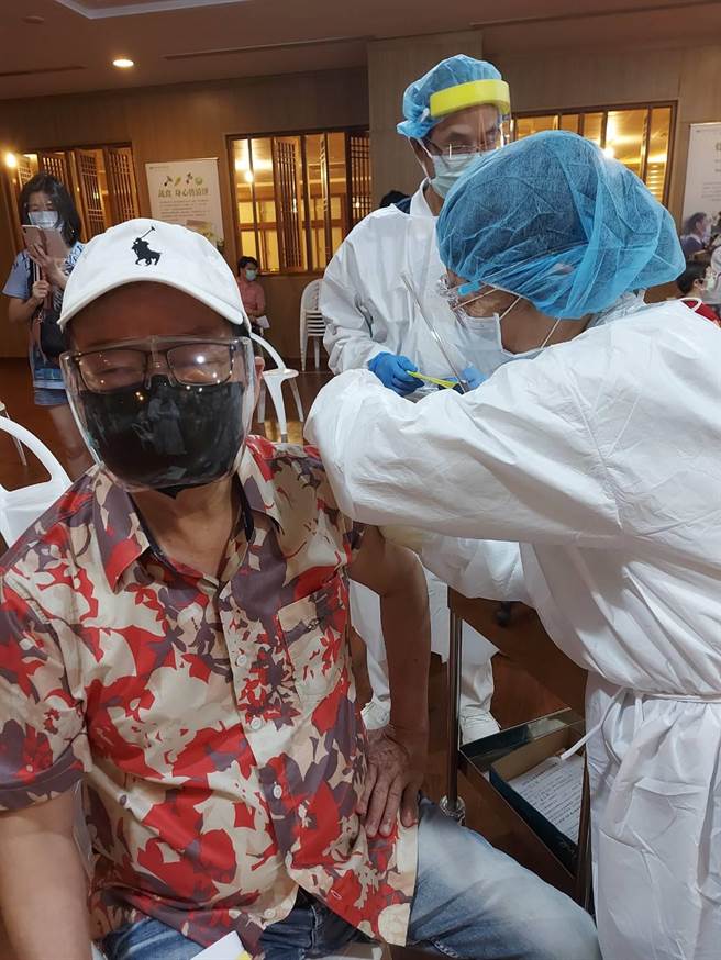 刘福助今下午接种疫苗。（刘福助提供）