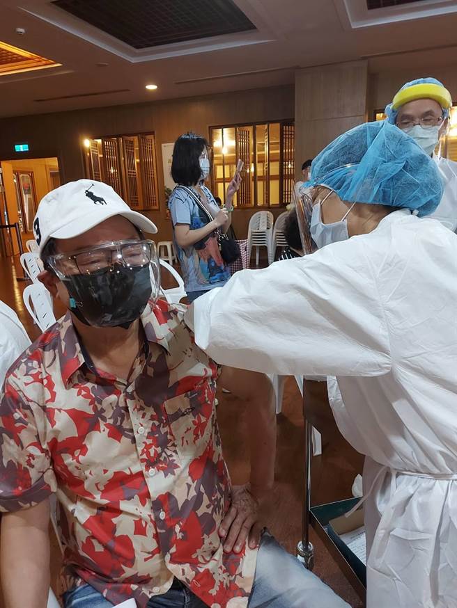 刘福助今下午接种疫苗。（刘福助提供）