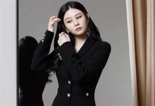 沈月一身黑西装亮相，再度抓住全场目光。（图/翻摄自新浪娱乐）