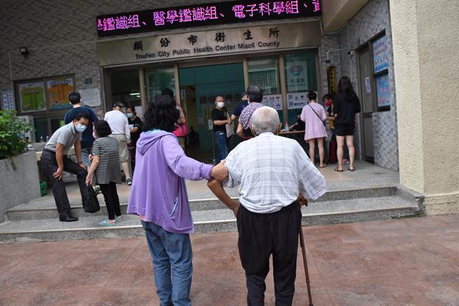 苗栗县府周日加班替长辈打莫德纳疫苗，许多长辈争相前往卫生所施打。（谢明俊摄）