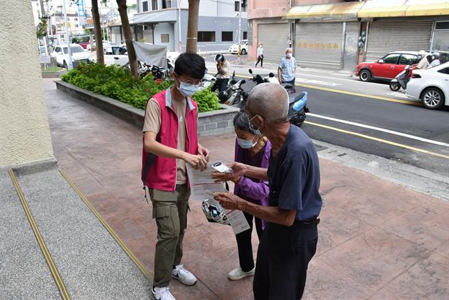 苗栗县府周日加班施打莫德纳疫苗，许多长辈都是衝着莫德纳疫苗而来。（谢明俊摄）
