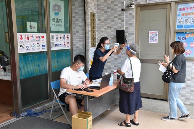 苗栗县府周日加班施打莫德纳疫苗，许长辈都是衝着莫德纳疫苗而来。（谢明俊摄）