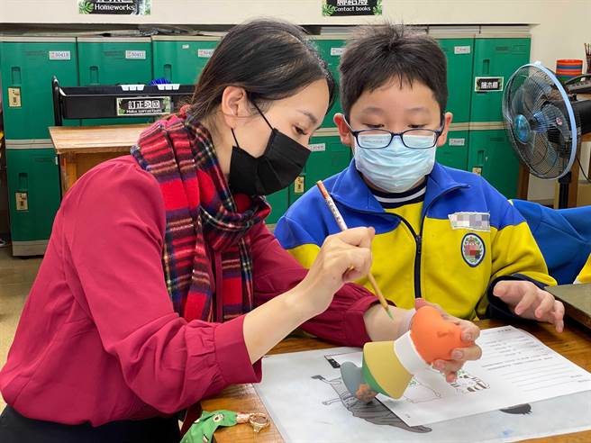 本次纾困4.0精进加码措施纾困对象包含建教生、高中以下学校及幼儿园课后未具本职之钟点人员、课内未具本职之钟点人员等。（新北市教育局提供）