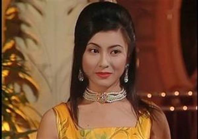 蔡晓仪被封为翻版李嘉欣。（图／翻摄自倾城美人顏微博）