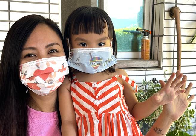 有热气球图案的台东限定版口罩，民眾觉得很有台东的味道。（庄哲权摄）