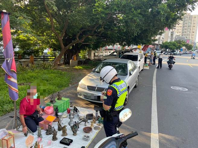 南投警分局4日执行取缔违规摊贩勤务时，发现5名民眾未依规定佩戴口罩，将收到开罚3000至1万5000元的代价。（南投警分局提供／卢金足南投传真） 