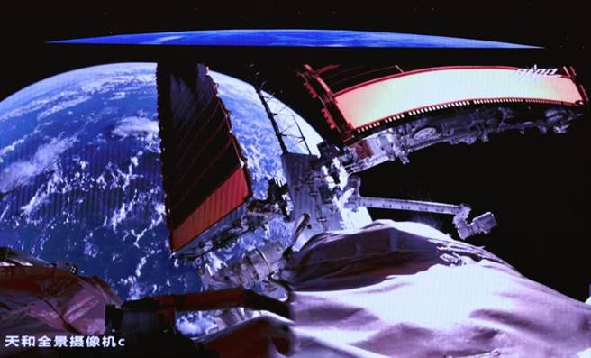 中国太空站太空人4日执行首次出舱活动圆满成功，2名太空人着太空服并使用机械臂在太空站外执行7小时任务。图为太空站全景相机拍摄的画面。（图／新华社）