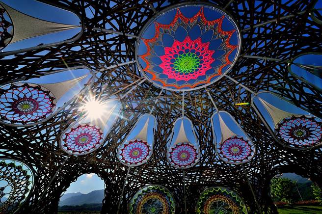 設置在鹿野鄉公所旁的大地藝術「穹頂之上有花」，靈感來自歐洲教堂的玫瑰花窗。（莊哲權攝）