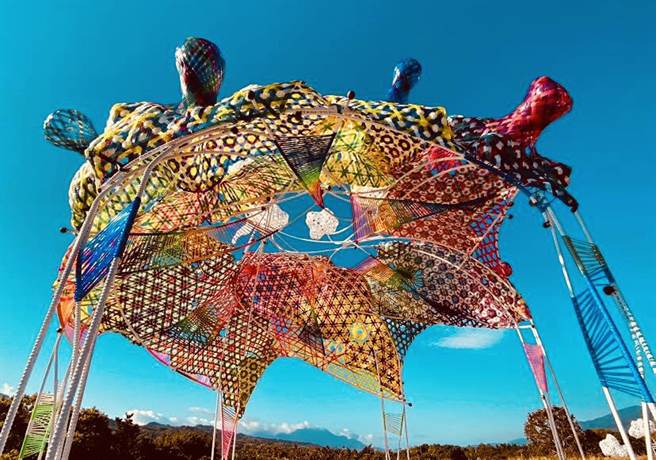 林淑鈴以童趣風格創作「雲朵製造所」，設置在關山親水公園。（民眾提供）