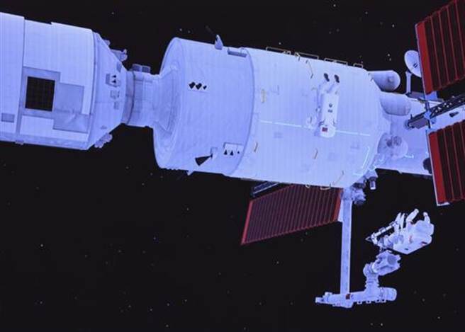 中国太空站上2名太空人着新式太空服并以机械臂辅助完成7小时的太空漫步任务。（图／新华社）