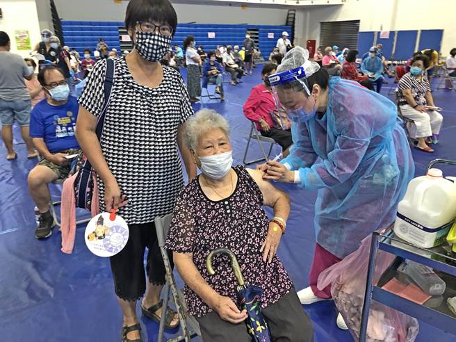 金门县完成65岁以上长者「莫德纳」疫苗第1剂施打作业，3天来共有5179人完成接种。（李金生摄）