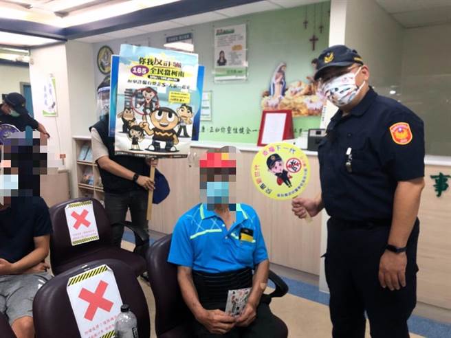 南投警察分局利用衛生單位為轄內長者注射新冠肺炎疫苗的機會，舉辦反詐騙宣導。（南投警察分局提供／盧金足南投傳真）