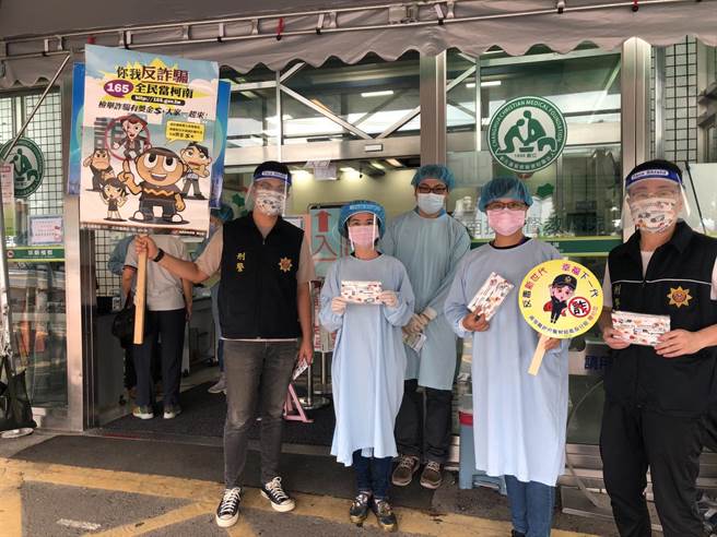 南投警察分局利用衛生單位為轄內長者注射新冠肺炎疫苗的機會，舉辦反詐騙宣導。（南投警察分局提供／盧金足南投傳真）
