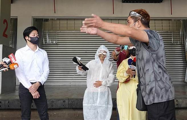 立委林昶佐（左）在指揮中心指揮官陳時中、台北市長柯文哲的臨時聯合記者會中發言引起現場攤商批評。(圖／本報系資料照)