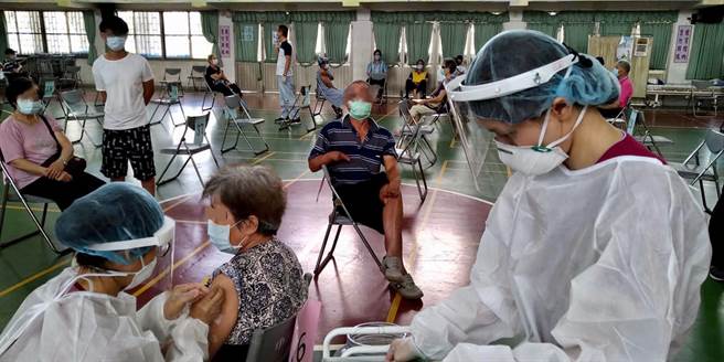 台中市快打站3、4日施打率竟出奇的低，梧栖快打站表定900多人，竟然只来60人。(图/截自何钟德脸书)