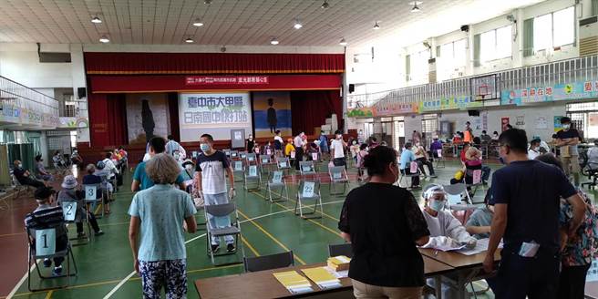 台中大甲宏光诊所医师何钟德分析造成这次施打率低的原因，并大嘆「台湾人真被宠坏惯了」！(图/截自何钟德脸书)