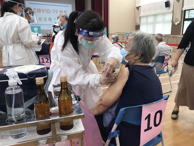 基隆市政府明日起為72至74歲（原住民62至64歲）以上長者施打莫德納疫苗。（陳彩玲攝）