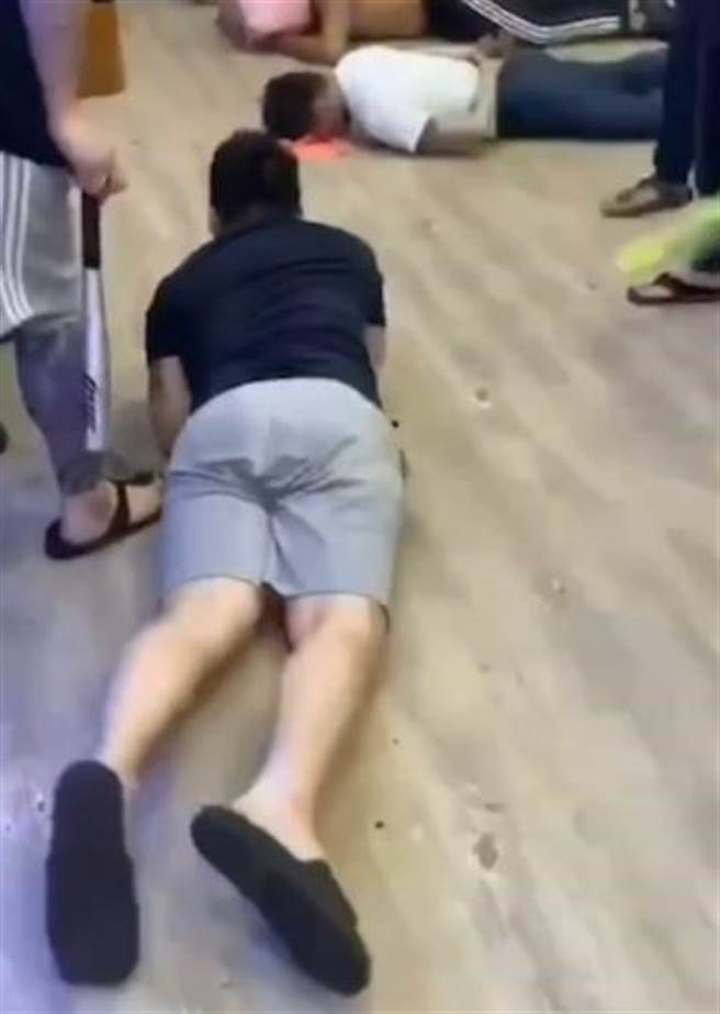 短裤男旁边，则有1名着白衣、深长裤男子，及另名打赤膊的男子，全面部朝下，一动也不动。（摘自黑色豪门企业）