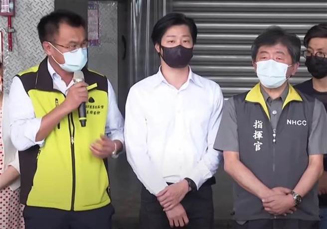 北市環南市場爆出41人確診，農委會主委陳吉仲（左）、立委林昶佐(中)、中央疫情指揮中心指揮官陳時中（右）等人2日出席記者會。(翻攝中時新聞網直播)