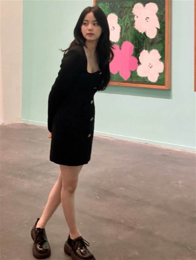 欧阳娜娜事业线若隐若现，小露性感。（图／翻摄自微博）
