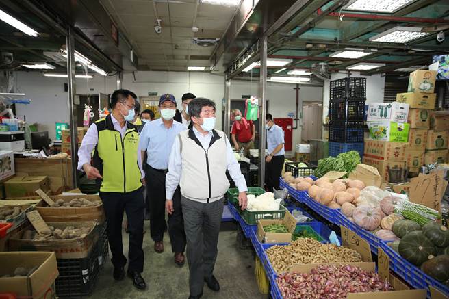 市场群聚连环爆，有网友质疑，国内今（4）日却只新增37例确诊，其中台北市也只新增18例，直呼「盖牌？」。图为卫福部长陈时中日前视察滨江果菜市场。(图/指挥中心提供)