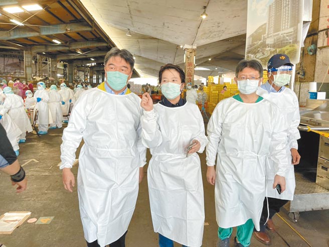 北農及環南市場疫情嚴峻，台北市副市長黃珊珊（中）、醫療應變組副組長王必勝（左）等人3日上午7時許視察北農第一批發果菜市場。（張穎齊攝）
