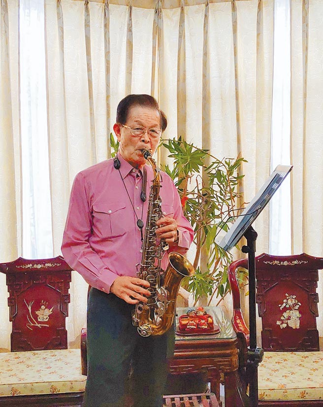 因疫情爆發，前總統府資政趙守博在家展開吹奏薩克斯風的防疫新生活。（趙守博提供）