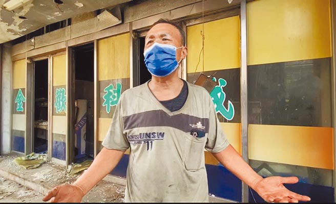 乔友大楼防疫旅馆负责人蔡进峰交保后现身。（谢琼云摄）