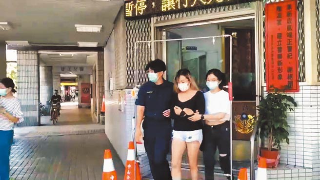 眼尖员警发现王女的胸部大小不一，查出她将毒品藏放在胸罩内，一併将她送办。(翻摄照片／林郁平台北传真）