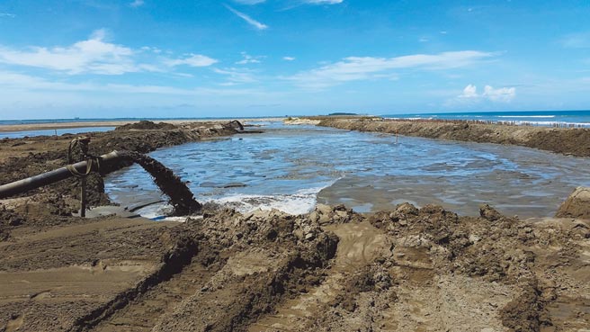 台南市水利局在七股潟湖潮口抽砂，就地填築在沙洲上。（台南市水利局提供／程炳璋台南傳真）