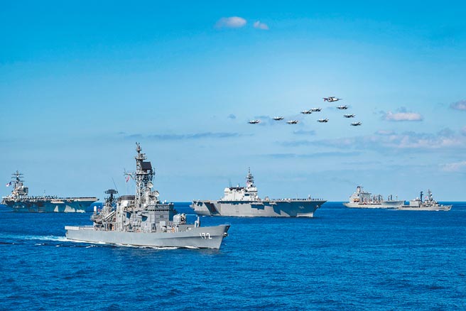 图为去年十月间集结数十艘战舰、数百架军机、4万6000名官兵，美国与日本联手「锐剑」（Keen Sword）海陆空军事演习为期11天，在日本本土、冲绳和周边海域展开。（摘自美军太平洋舰队脸书）