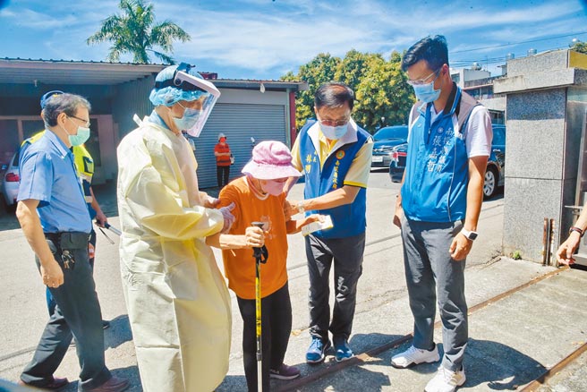 南投縣長林明溱（右二）3日至施打站關心疫苗施打狀況，見到長輩便貼心攙扶，並叮嚀有施打就有防護力。（南投縣政府提供／張妍溱南投傳真）