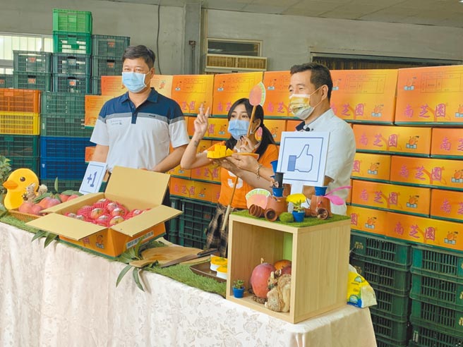 台南市农会与远东科技大学合作，以直播方式帮南化区农会卖芒果。（远东科技大学提供／刘秀芬台南传真）