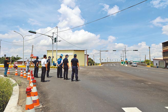 云林县斗南东外环道（图左）与台一丁线的交叉路口终于诞生，图前方是新光陆桥，若要左转务必遵守交通号志减速慢行。（周丽兰摄）