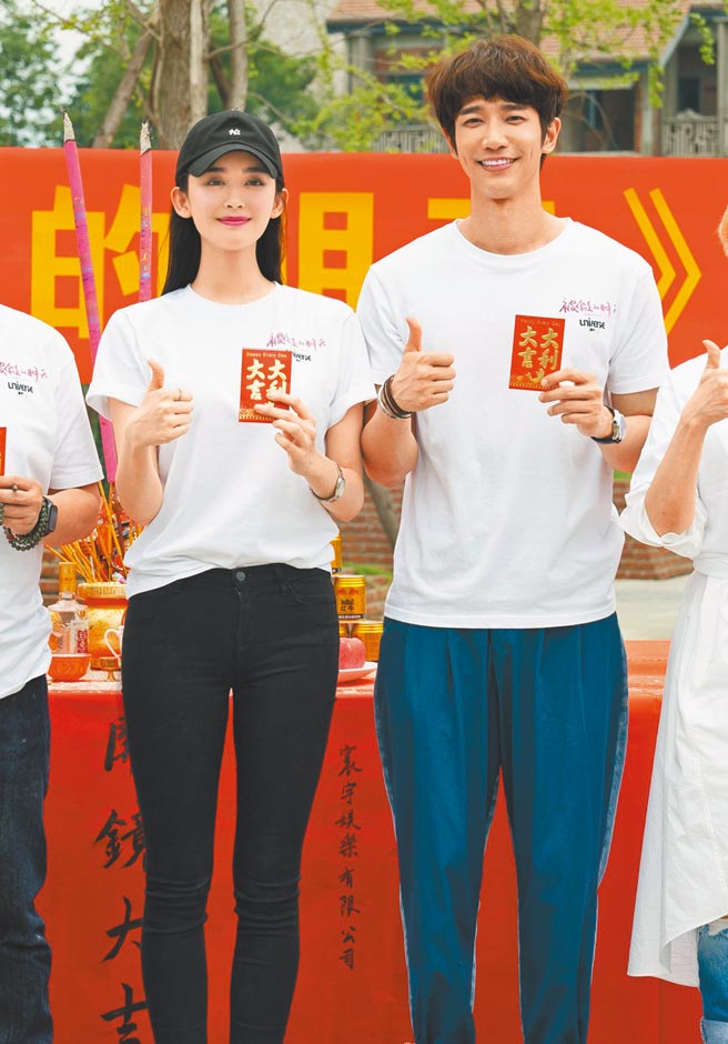 娜扎（左）与刘以豪日前开拍新片。（刘以豪工作室提供）