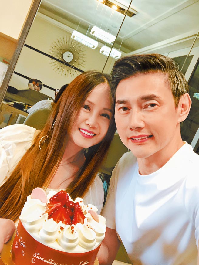 包伟铭（右）昨57岁生日，老婆刘依纯送上给惊喜大餐。（翰森娱乐提供）