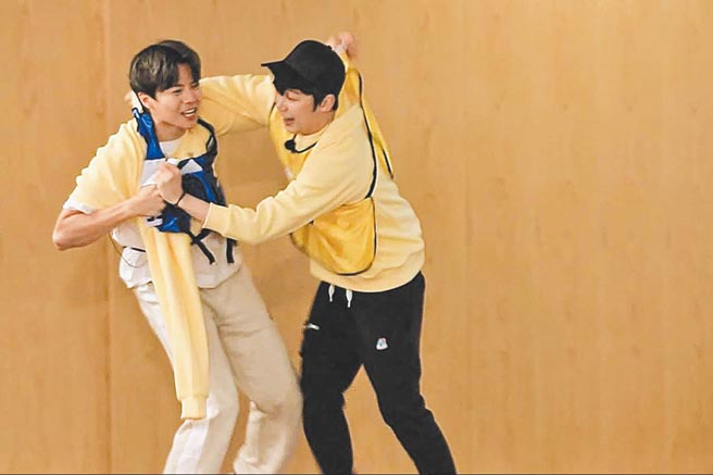 朴殷硕（左）与尹钟焄在韩综《Running Man》里挑战撕名牌游戏，重现《上流战争》中的对立感 。（中天综合台提供）