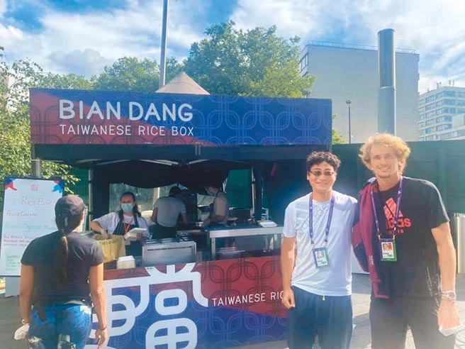 德国名将小祖维瑞夫（右一）在卢彦勋与哥哥的推荐下，连吃了两个台湾便当。（卢威儒提供）