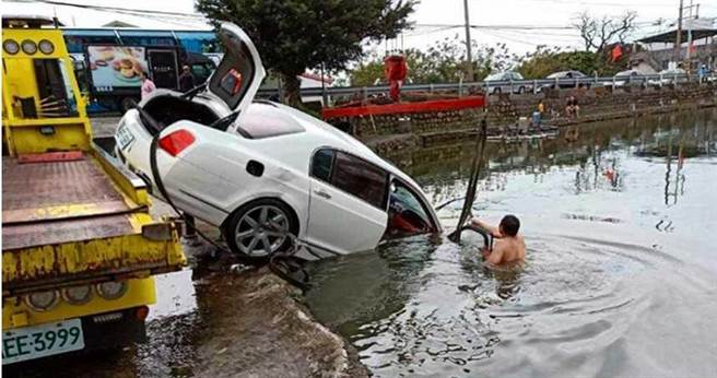 新北市淡水一處偏遠的烏鰡池，兩周內竟有賓士與賓利名車相繼墜入，遭戲稱「專吃名車」，卻意外擊破「收簿大王」集團。（圖／翻攝畫面）