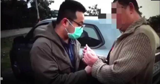 家住桃园市的王男忧心新冠肺炎导致封城，乾脆带着女友环岛，在南投县紫南宫还愿时落网。（图／翻摄画面）