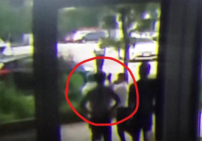 红圈处右方白衣社区总干事劝导住户别群聚，惨遭住户连呼11巴掌脑震盪。(民眾提供)